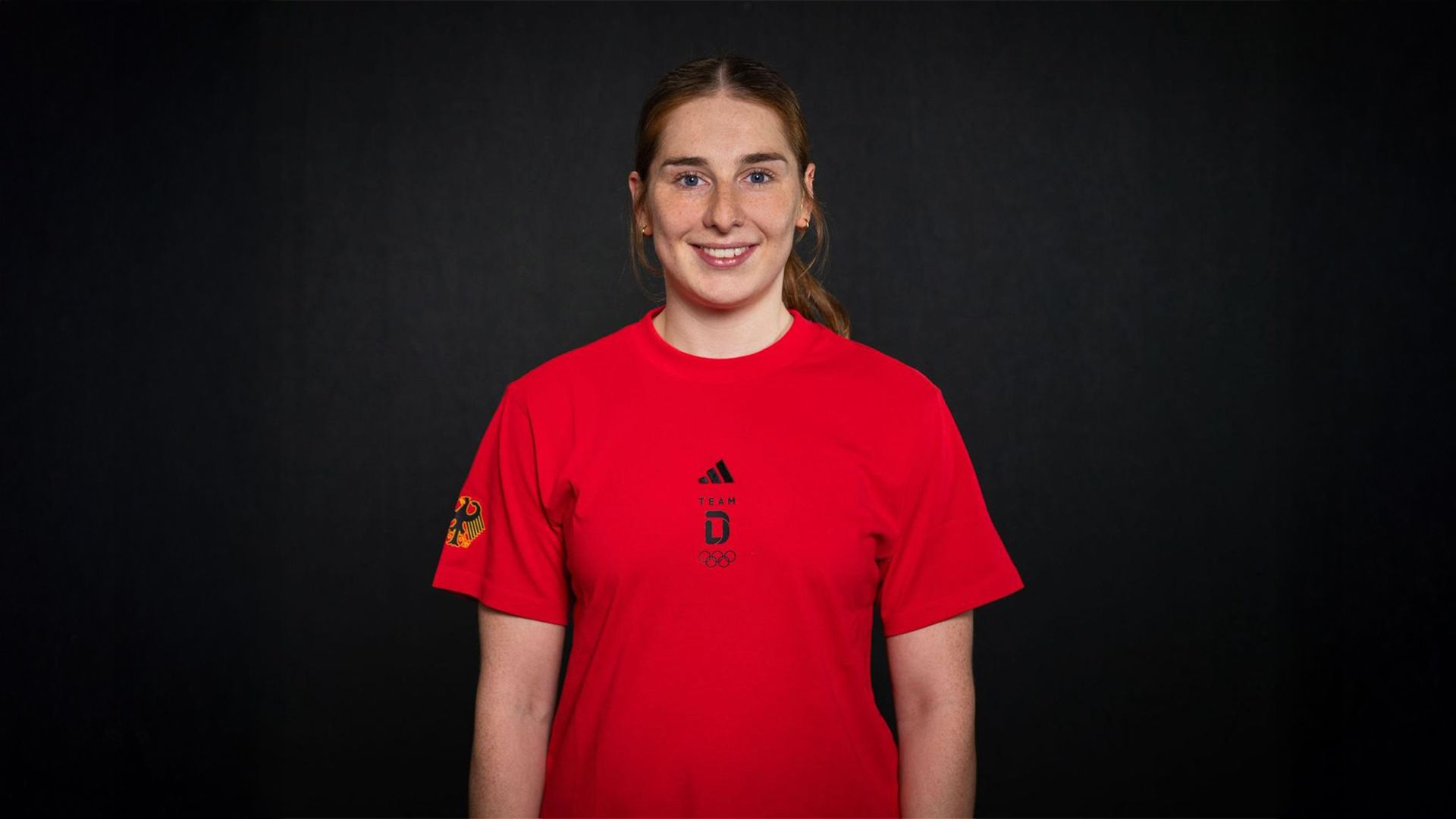 Alica Gebhardt grinst in die Kamera.