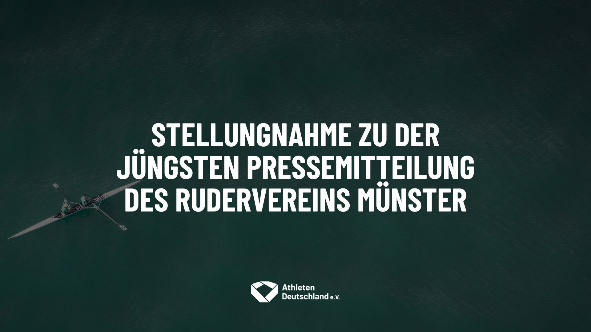 Ein Ruderboot auf dem Wasser in der Vogelperspektive.