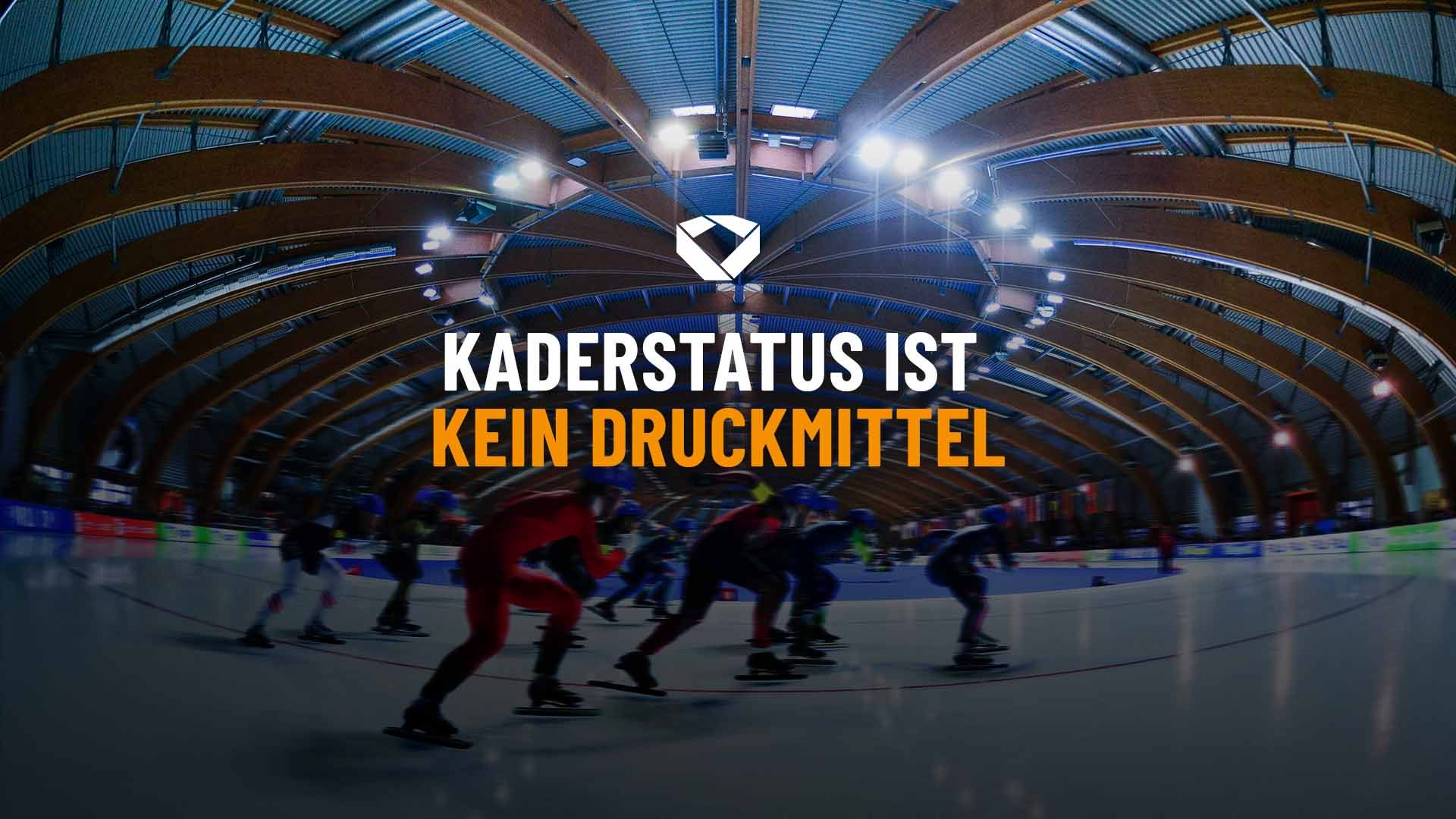 Eisschnellläufer rennen auf dem Eis, dazu die Headline: Kaderstatus ist kein Druckmittel.