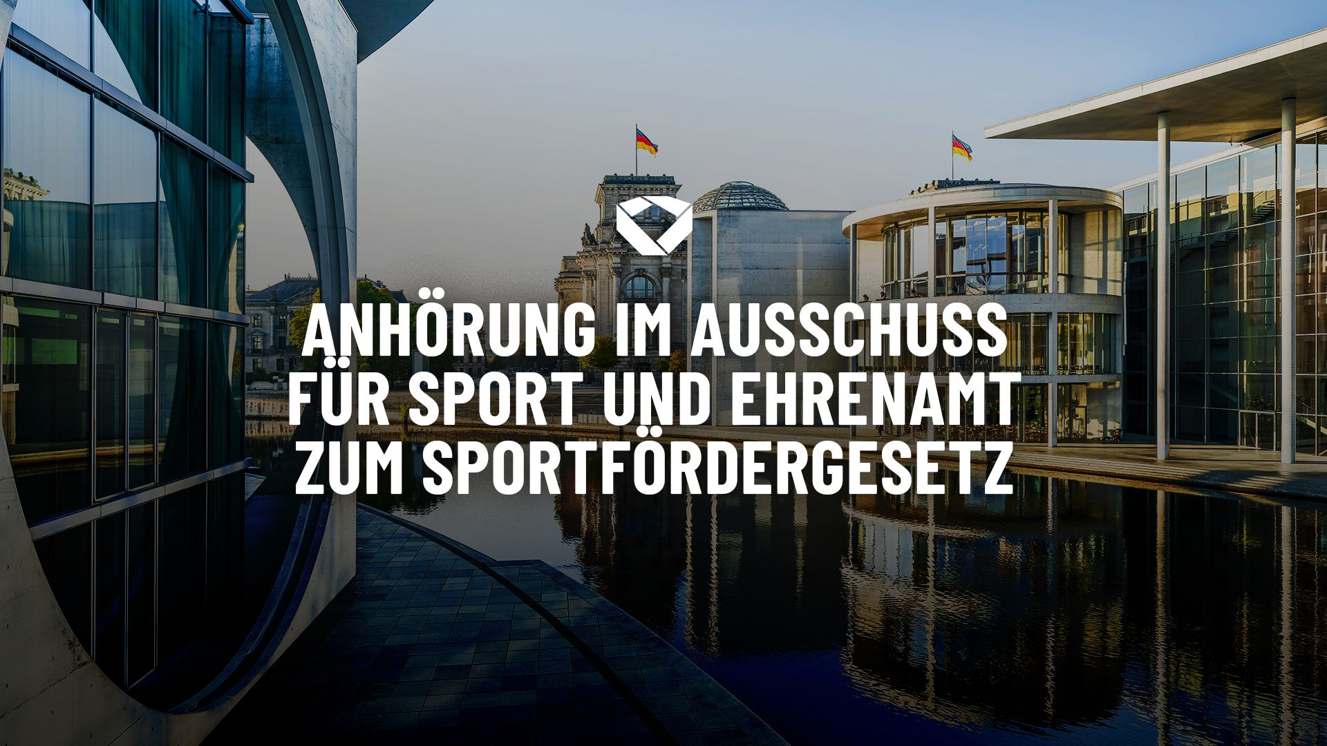 Blick auf Bundestag und politisches Viertel von der Spree.