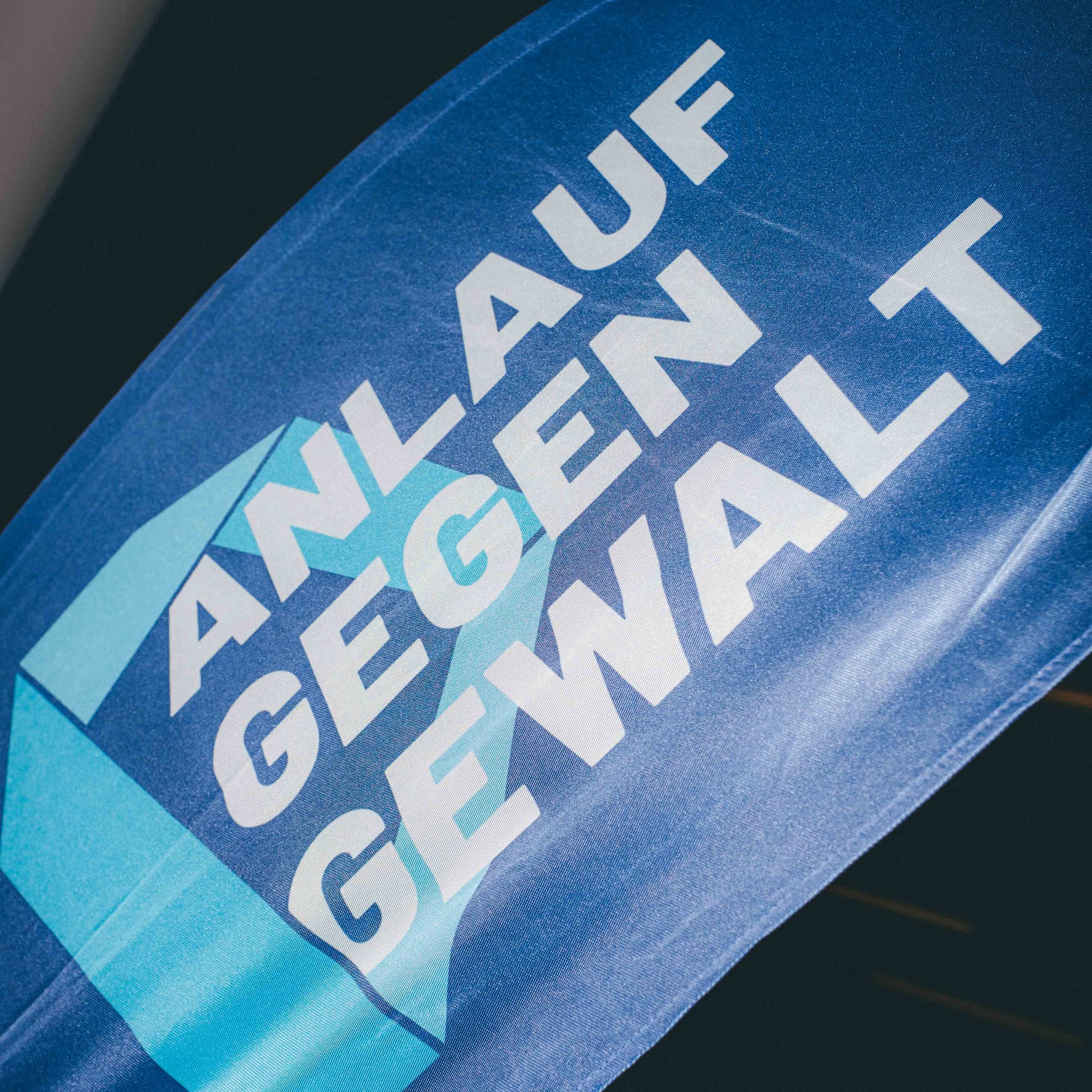 Eine Aufstellfahne mit dem Schriftzug Anlauf gegen Gewalt.