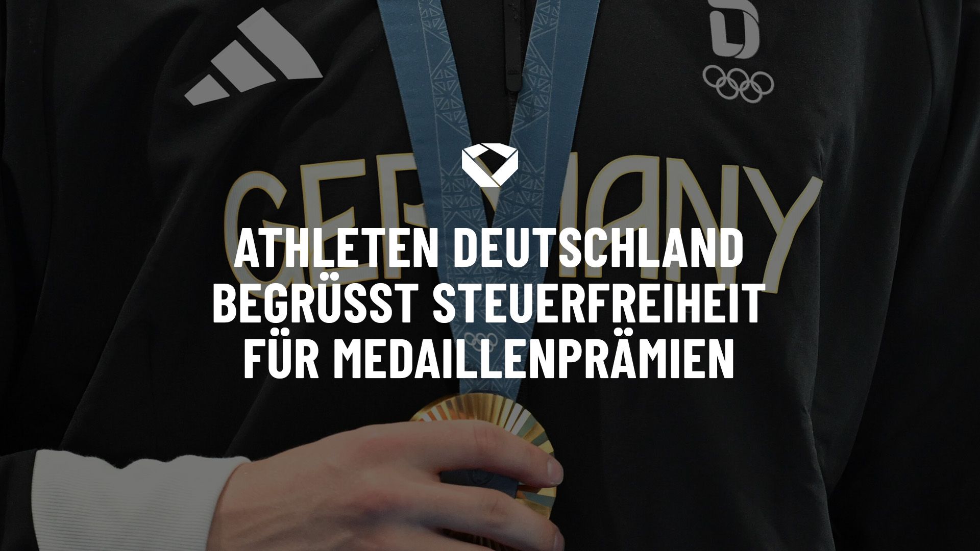 Eine Goldmedaille hängt um den Hals.