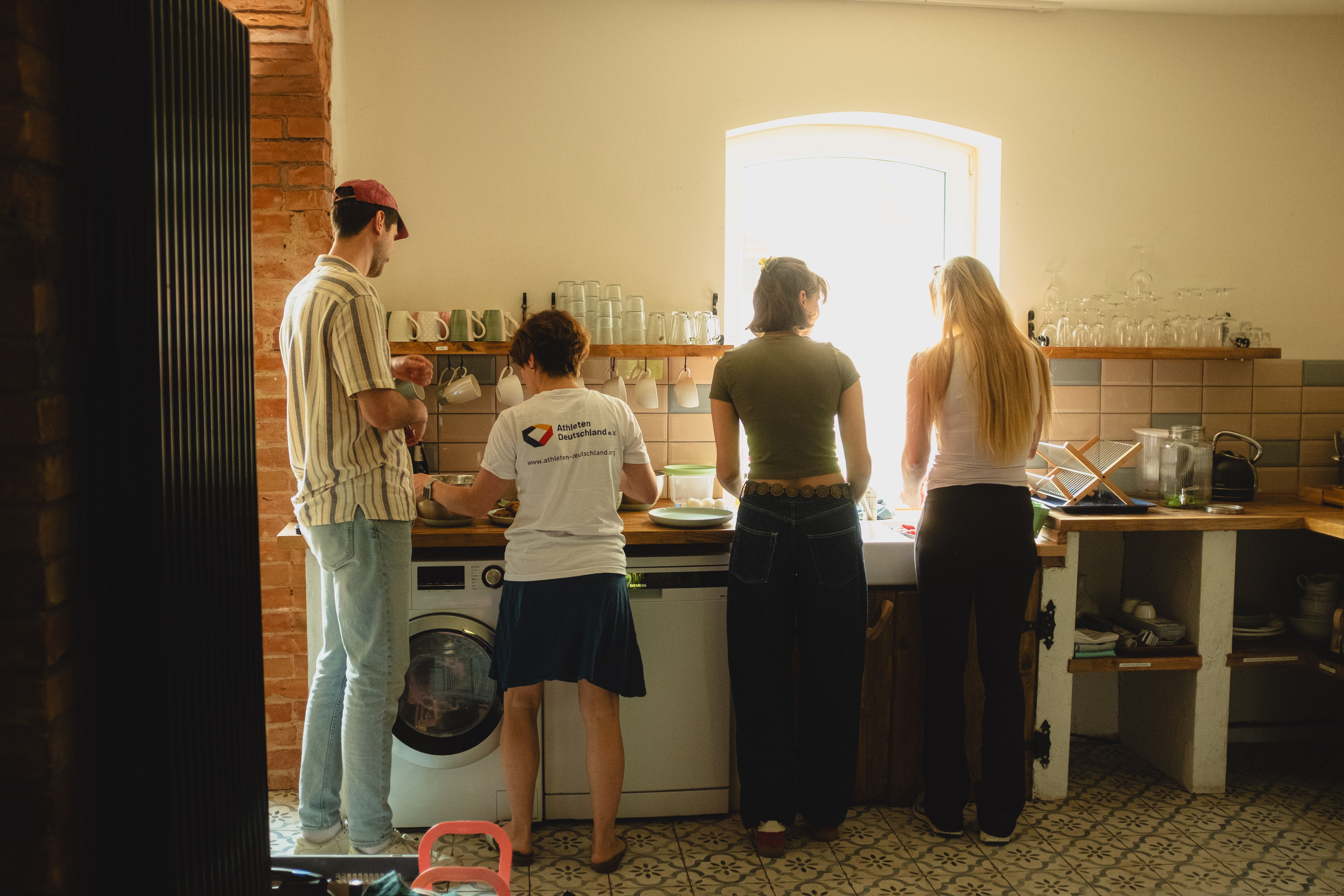 Mitarbeitende von Athleten Deutschland beim gemeinsamen Kochen.