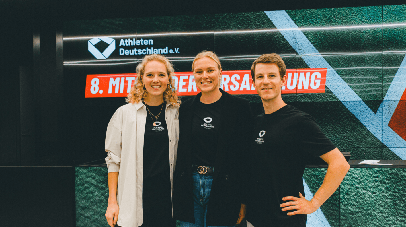 Léa Krüger, Pia Greiten und Leo Kopp Arm in Arm.
