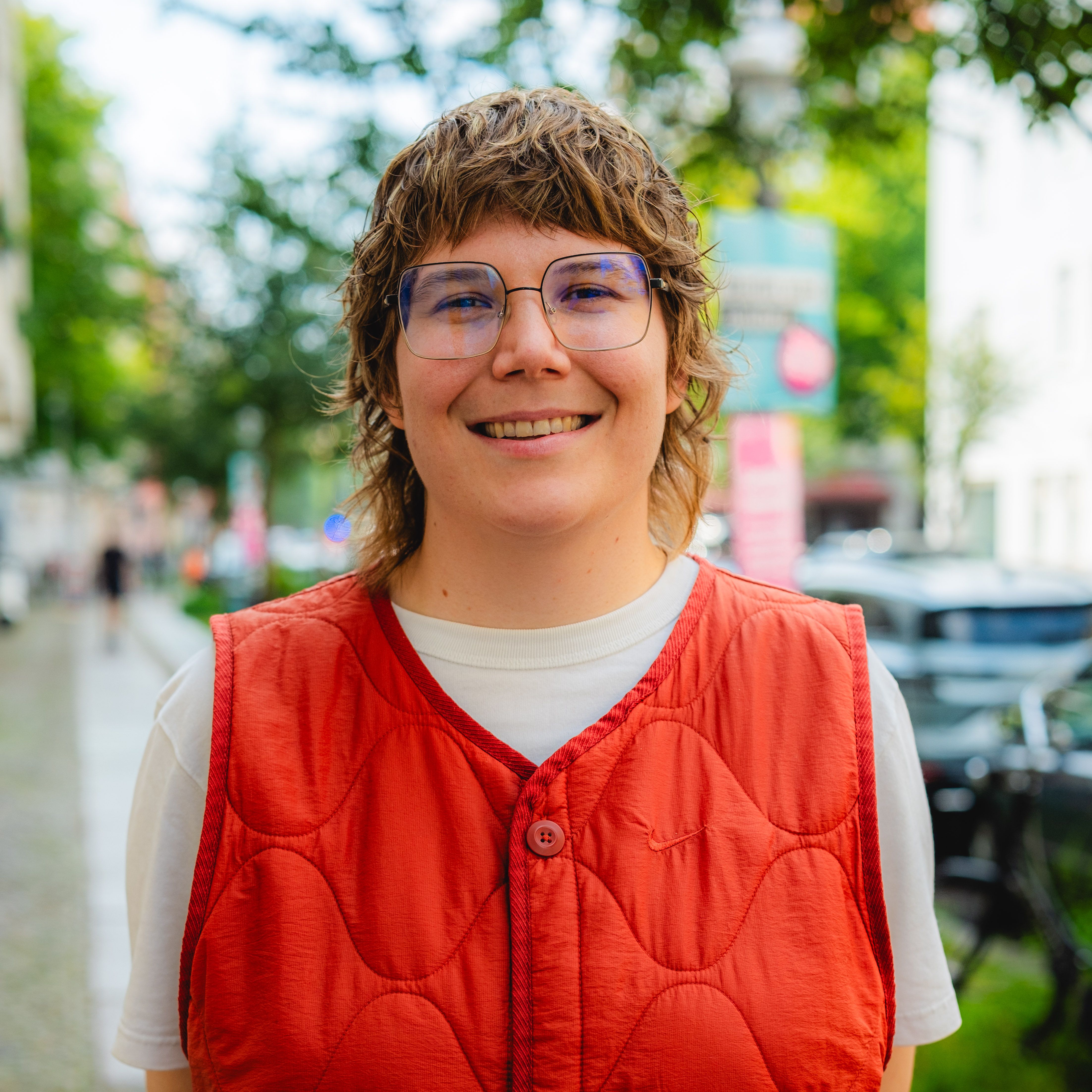 Ein Porträt von Sophie vor unserer Geschäftsstelle.