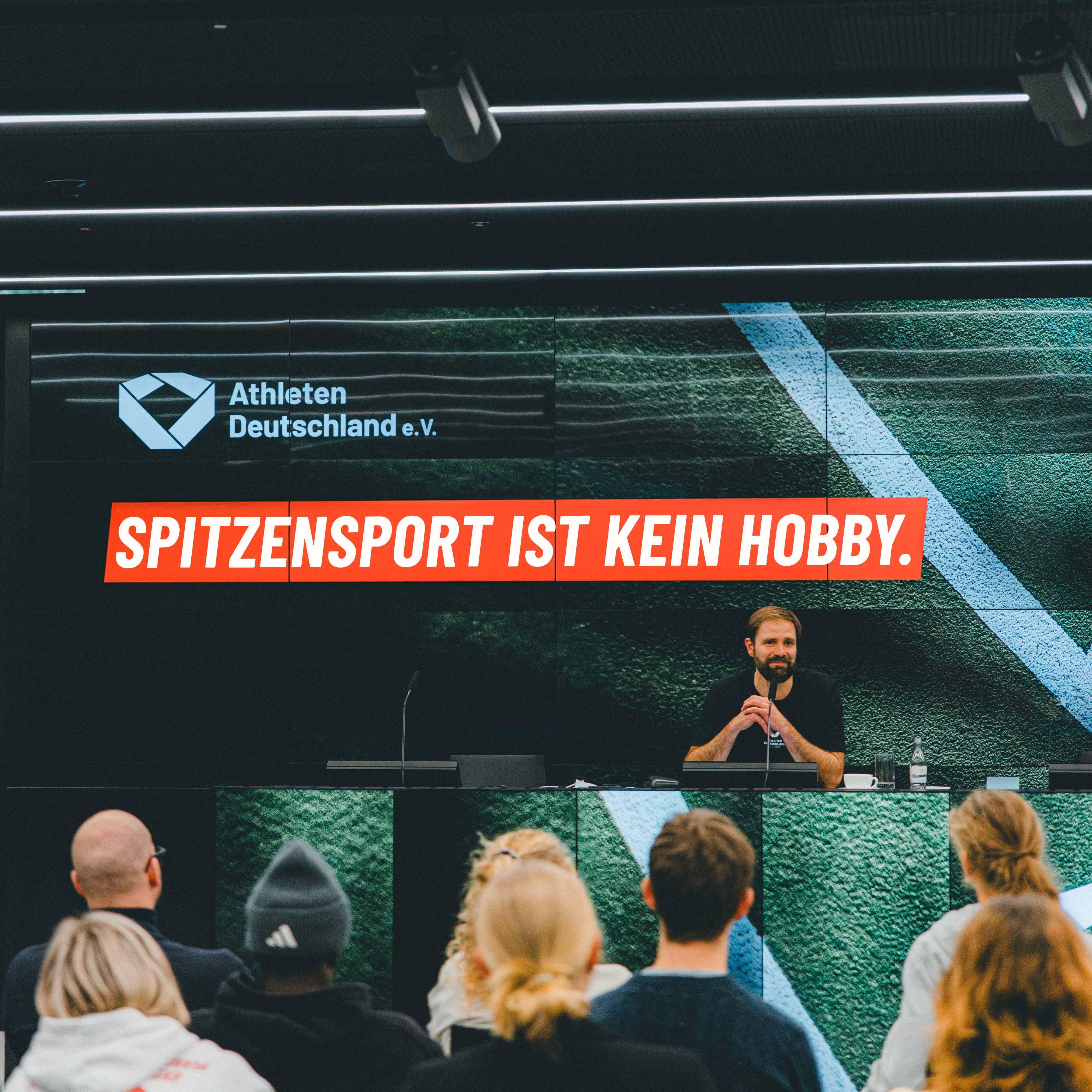 Johannes Herber spricht vor Mitgliedern auf der Mitgliederversammlung.