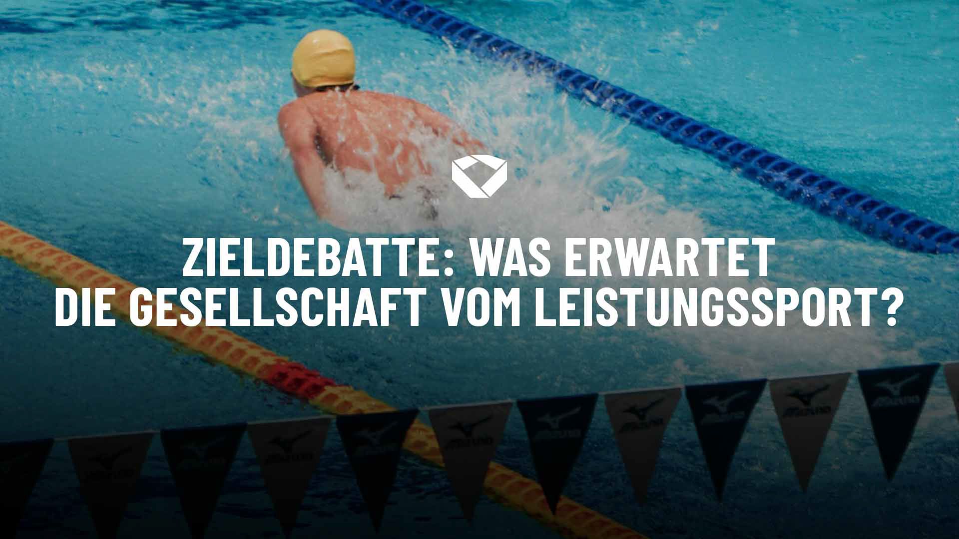 Ein Athlet im Wasser schwimmt.