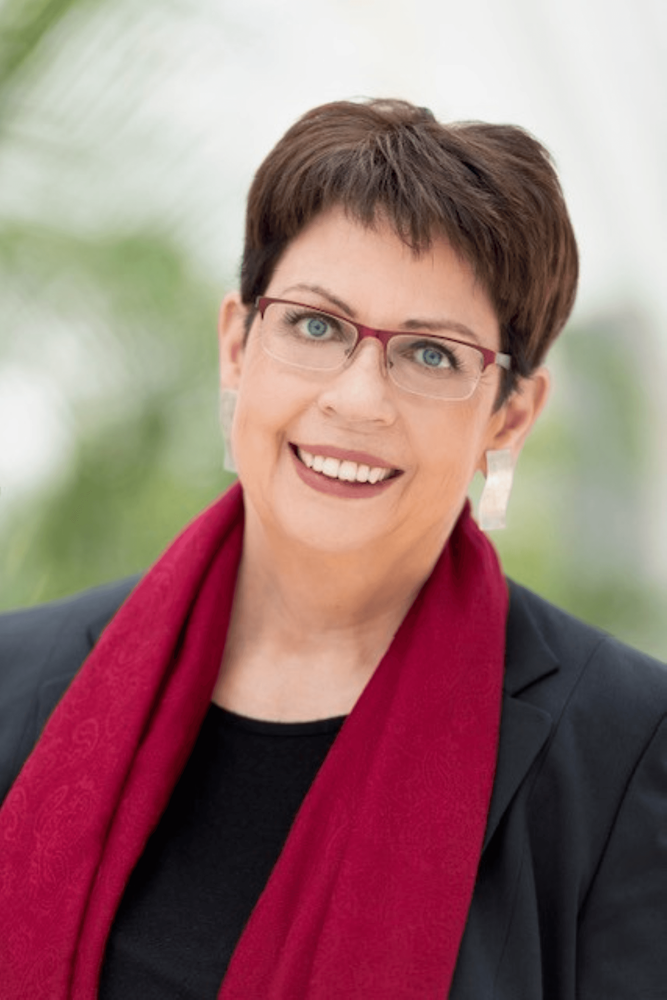 Birgit Honé lächelt in die Kamera. 