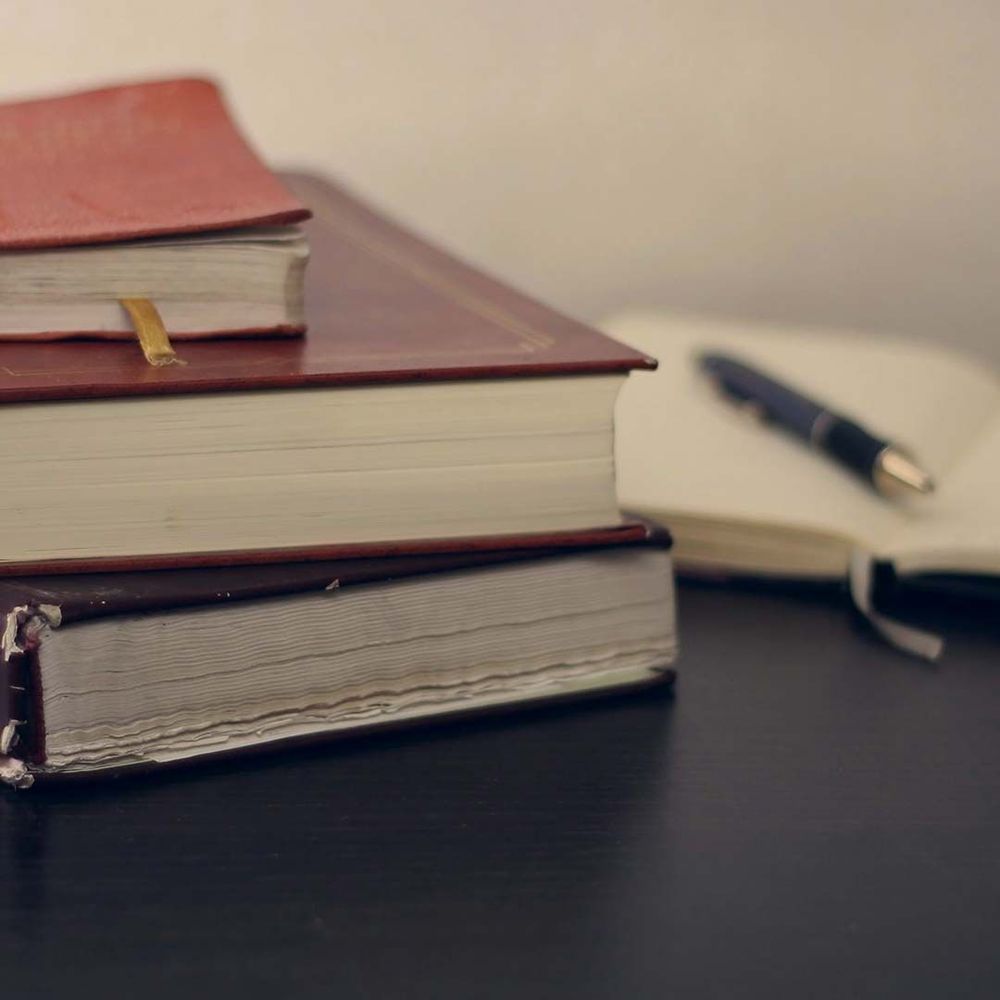 Erfahrene Sportrechtler*innen beraten dich beispielsweise bei Nominierungsfragen, Athletenrechten, Social-Media-Nutzung, Sponsoring oder Disziplinarverfahren.