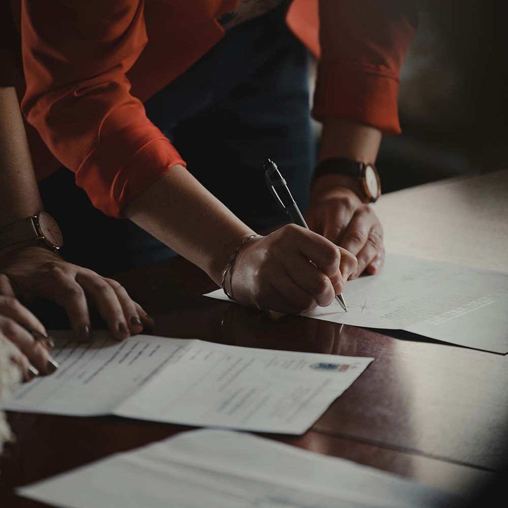 In der Erstberatung erklären wir, was deine Rechte sind, schätzen deine Lage ein und skizzieren welche Konsequenzen verschiedene Wege hätten.