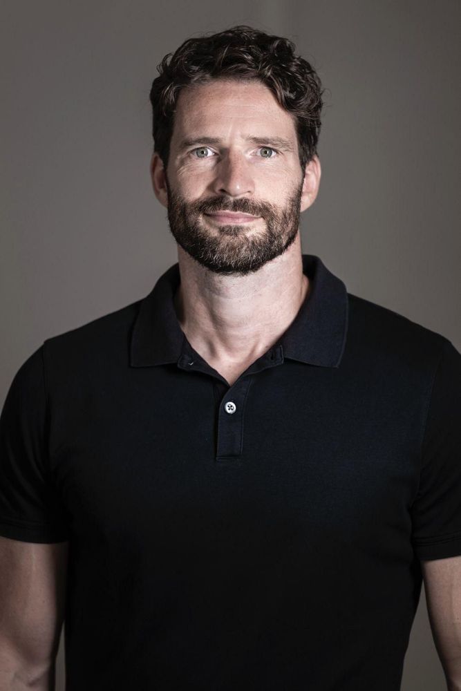 Arne Friedrich lächelt in die Kamera.