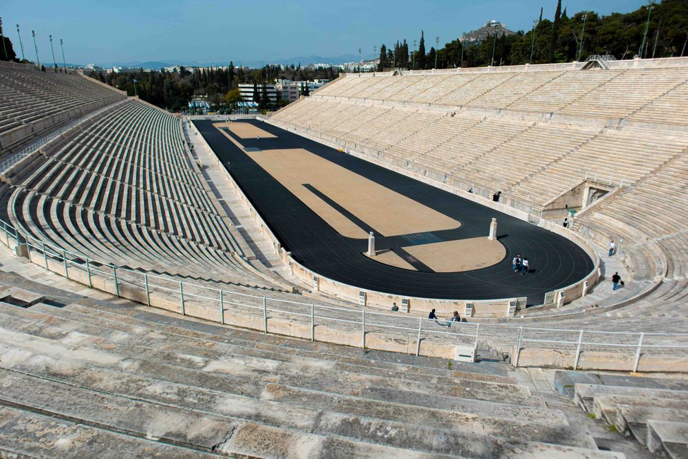 Ein Stadion mit leeren Zuschauerreihen und Laufbahn.