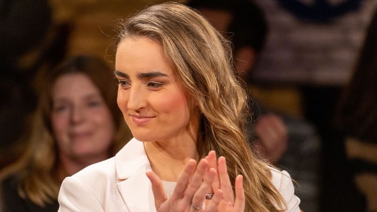 Elena Semechin klatscht im TV-Studio.