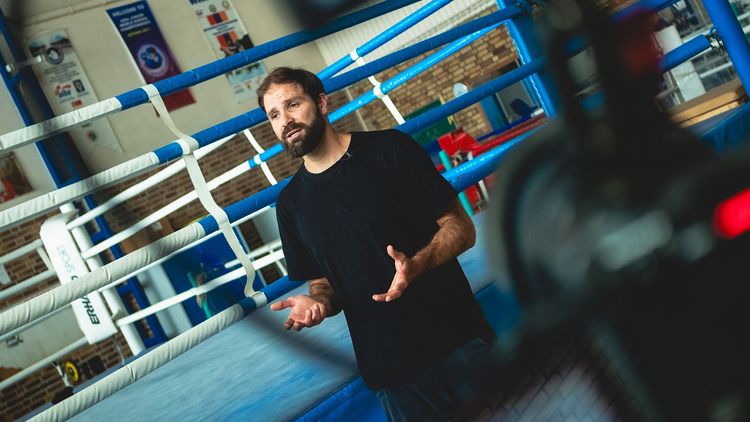 Johannes Herber gibt ein Interview vor dem Boxraum des Olympiastützpunktes am Sportforum in Berlin. 