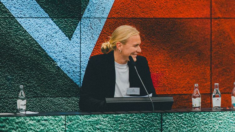 Pia Greiten im PK-Raum bei der Mitgliederversammlung von Athleten Deutschland. 