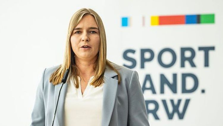 Mareike Miller steht am Rednerpult und spricht.