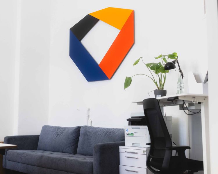 Das Logo von Athleten Deutschland im Büro.