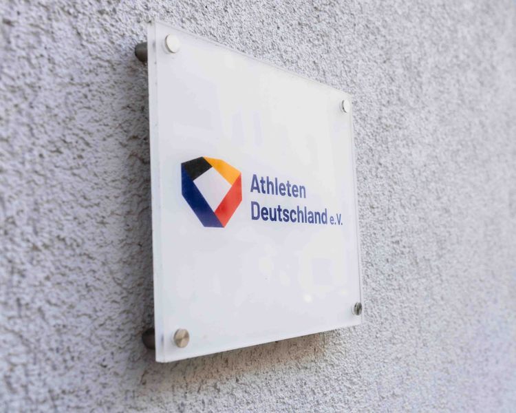 Eingangsschild von Athleten Deutschland vor der Bürotür.